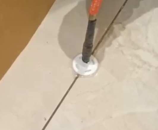 万年瓷砖空鼓维修公司专业解答瓷砖在铺贴过程中，如果没有涂抹均匀到位的粘结材料（如水泥砂浆或瓷砖胶），可能会导致以下问题