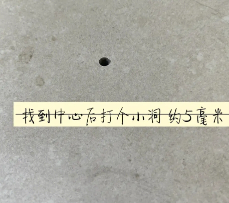 万年瓷砖空鼓维修公司专业解答在瓷砖铺贴过程中，如果砂料搅拌不均匀，将会带来以下问题