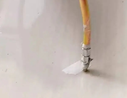 万年瓷砖空鼓维修公司专业解答在瓷砖铺贴过程中，如果使用的砂料过粗（如全部使用了粗砂），可能会导致以下问题